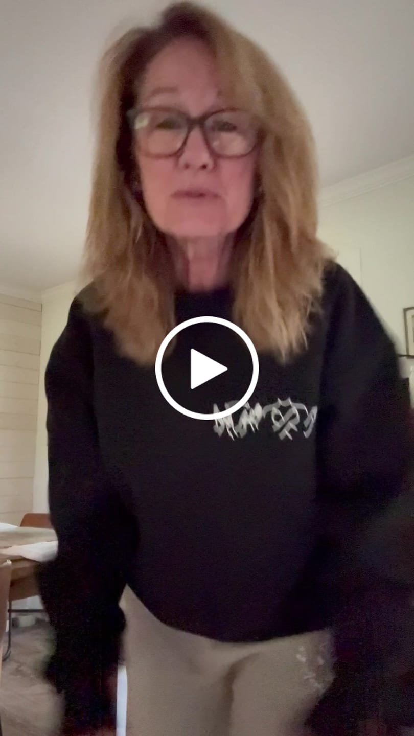 Customer video review of MINIMALIST CREWNECK