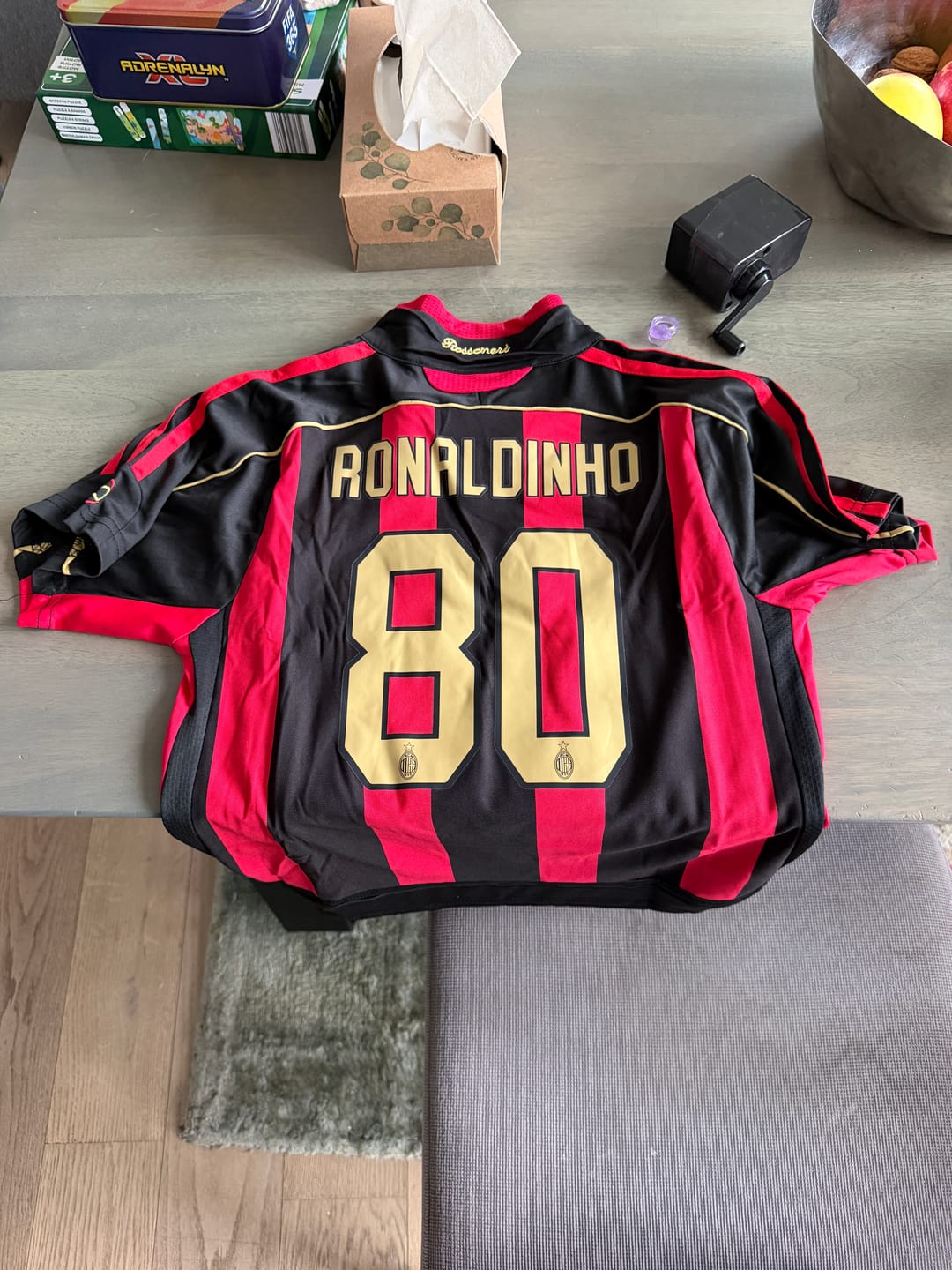 Customer photo review of Ronaldinho AC Milan Retro Kids Kit Set Kindertrikot Maillot Enfant Kindertrui (Ages 3-13) Soccer Shirt