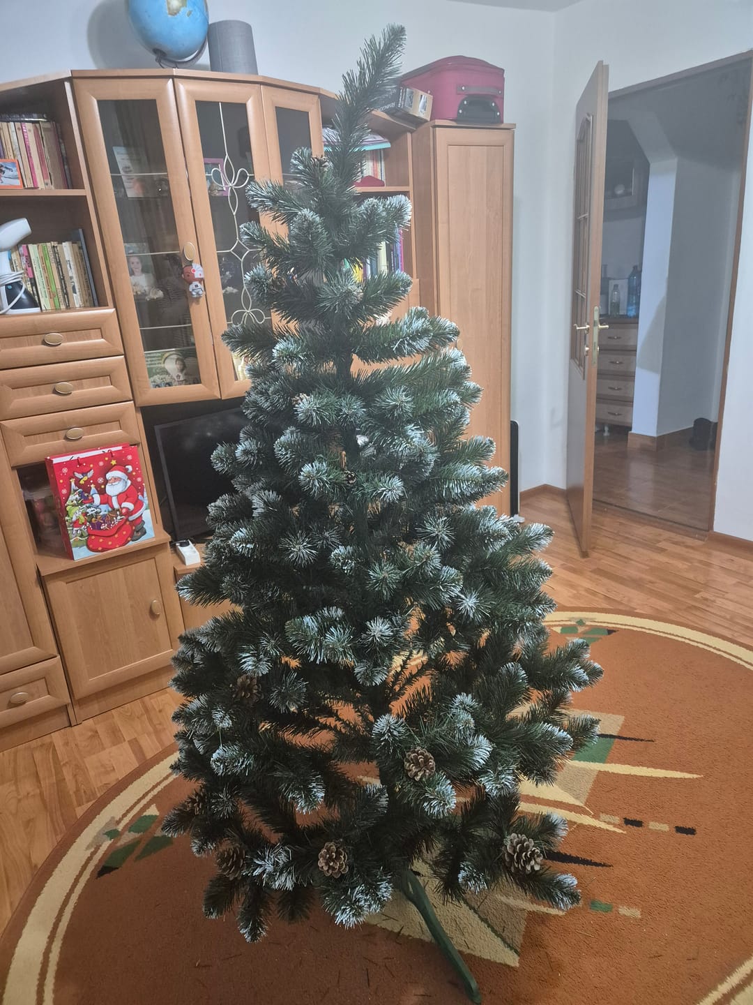 Customer photo review of Brad artificial de Crăciun Pădure de Iarnă, nins cu conuri naturale, 2D, 180 cm