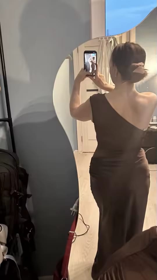 Customer photo review of Anita | Vestido maxi plisado de un hombro