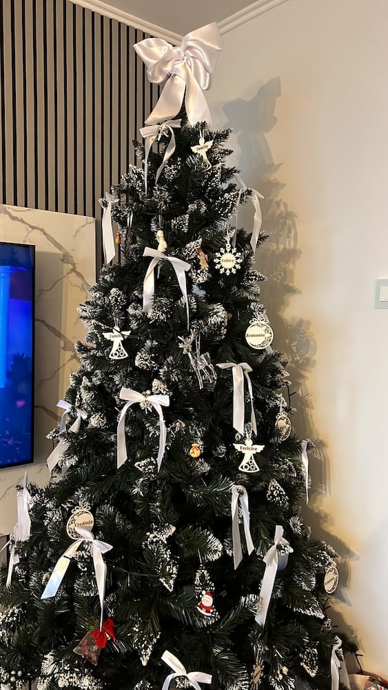 Customer photo review of Brad artificial de Crăciun Fulg de Nea, nins cu merișoare albe, 2D, 220 cm