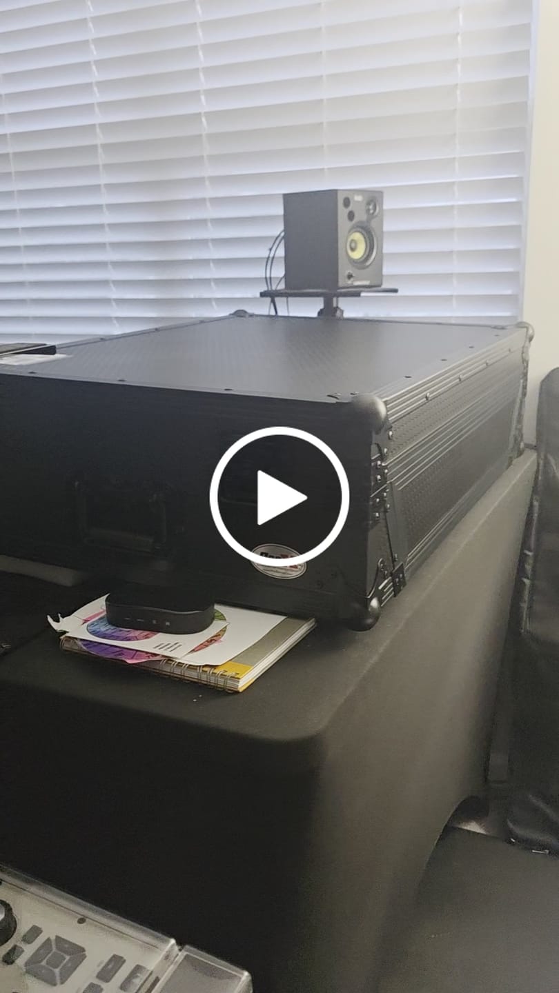 Customer video review of ProX XS-PRIME4MK2WBL ATA Flight Case with Wheels for Denon DJ PRIME 4 G2 PRIME 4 MK2 Controller 1U Rack Space, Black Finish
