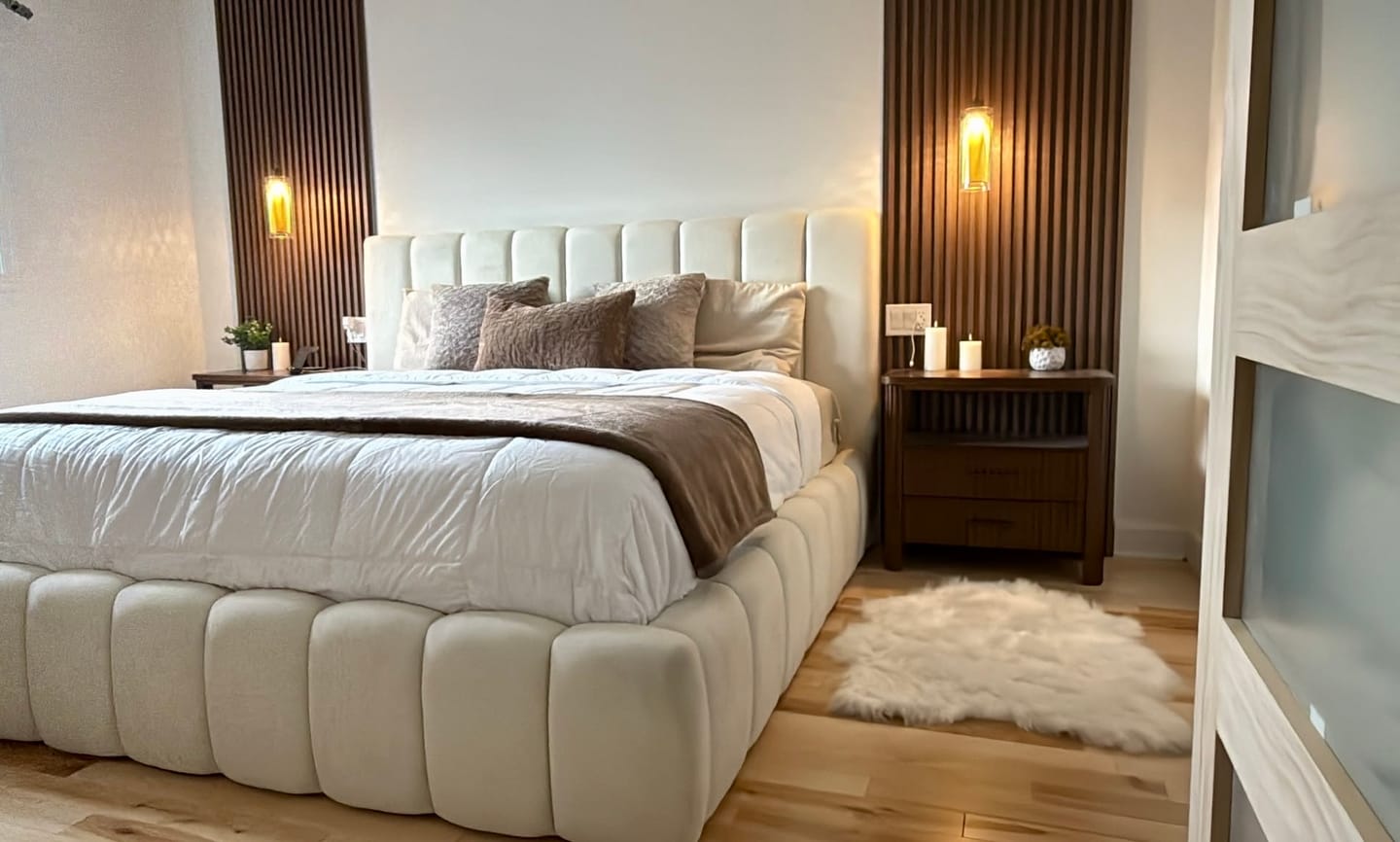 Customer photo review of MONTERO - Base de lit rembourrée contemporaine beige crème