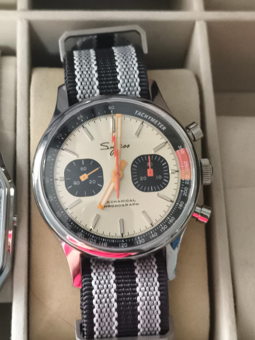 Customer photo review of Correa Nato Bond Dando La Hora Grafito
