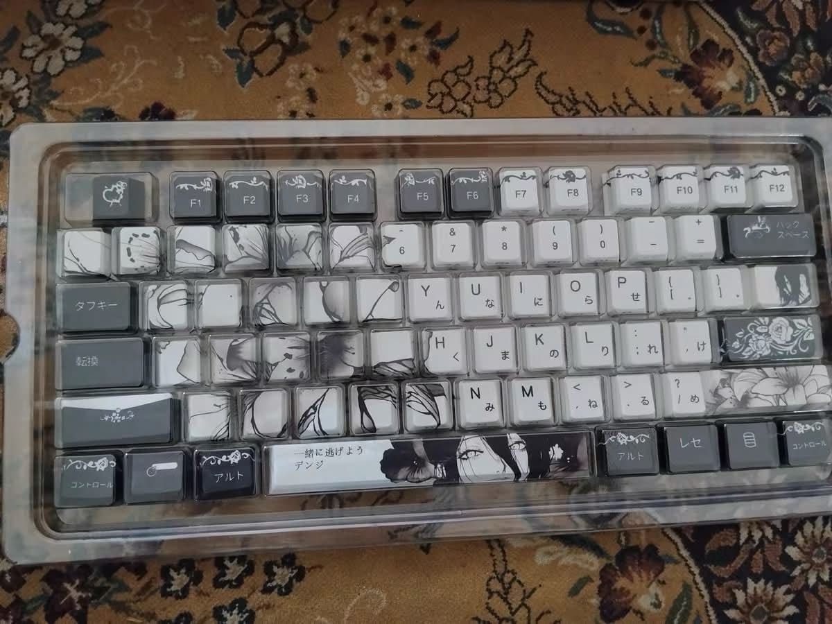 Customer photo review of Chainsaw Man Reze Keycaps - Black and White