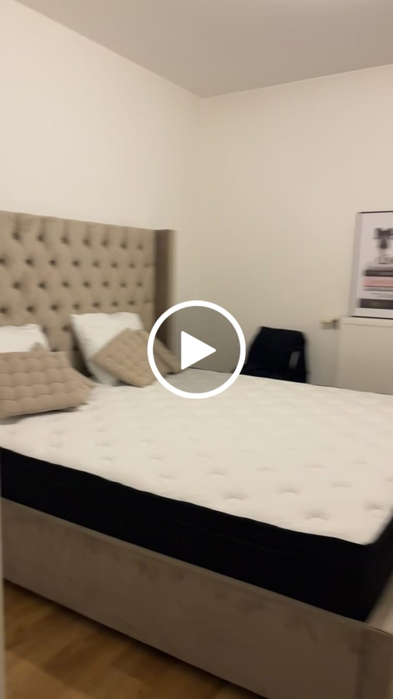 Customer video review of Lit capitonné design velours avec grande tête de lit - ELARA