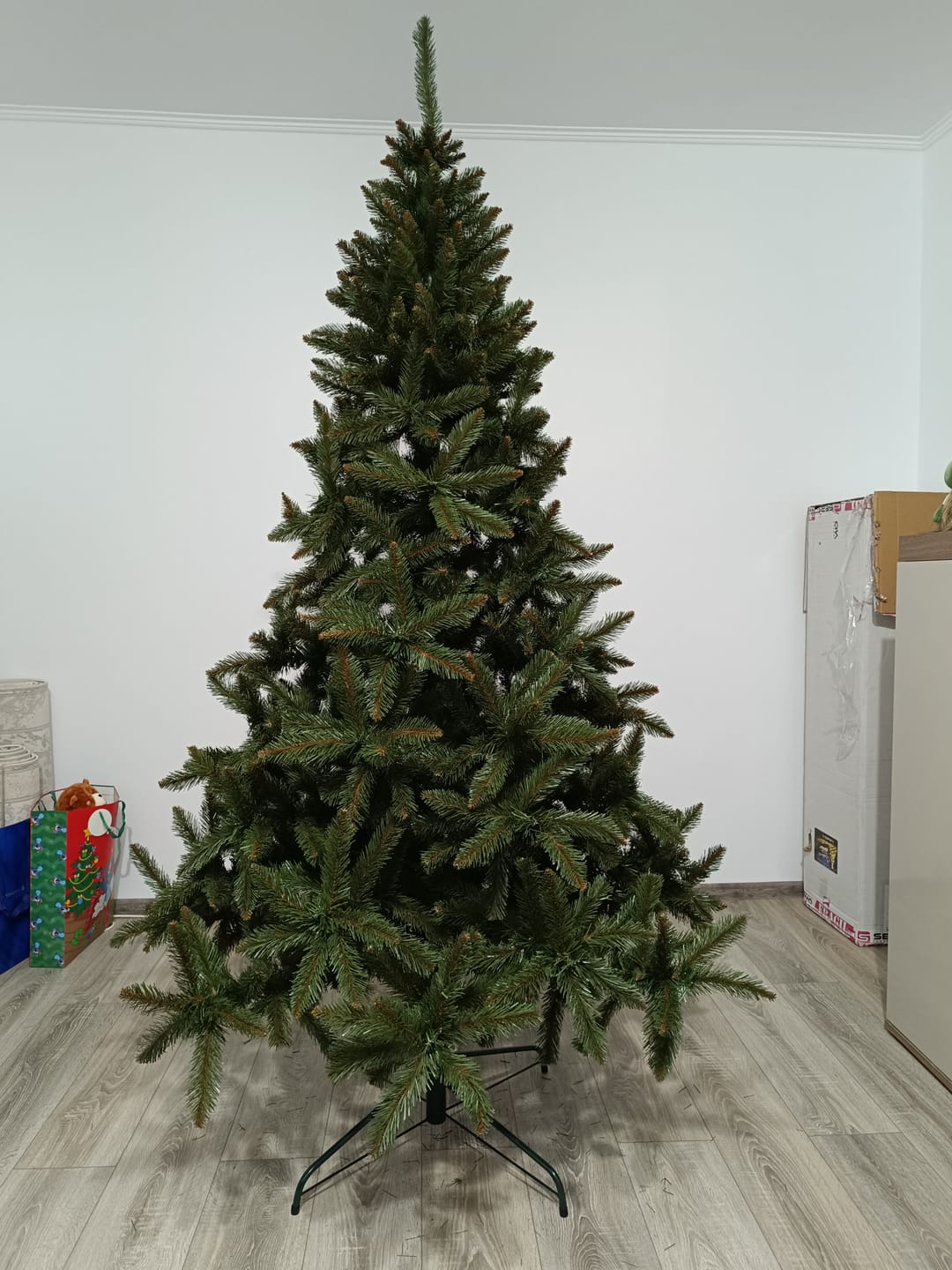 Customer photo review of Brad artificial de Crăciun Bucegi, verde clasic, 220 cm, cu suport