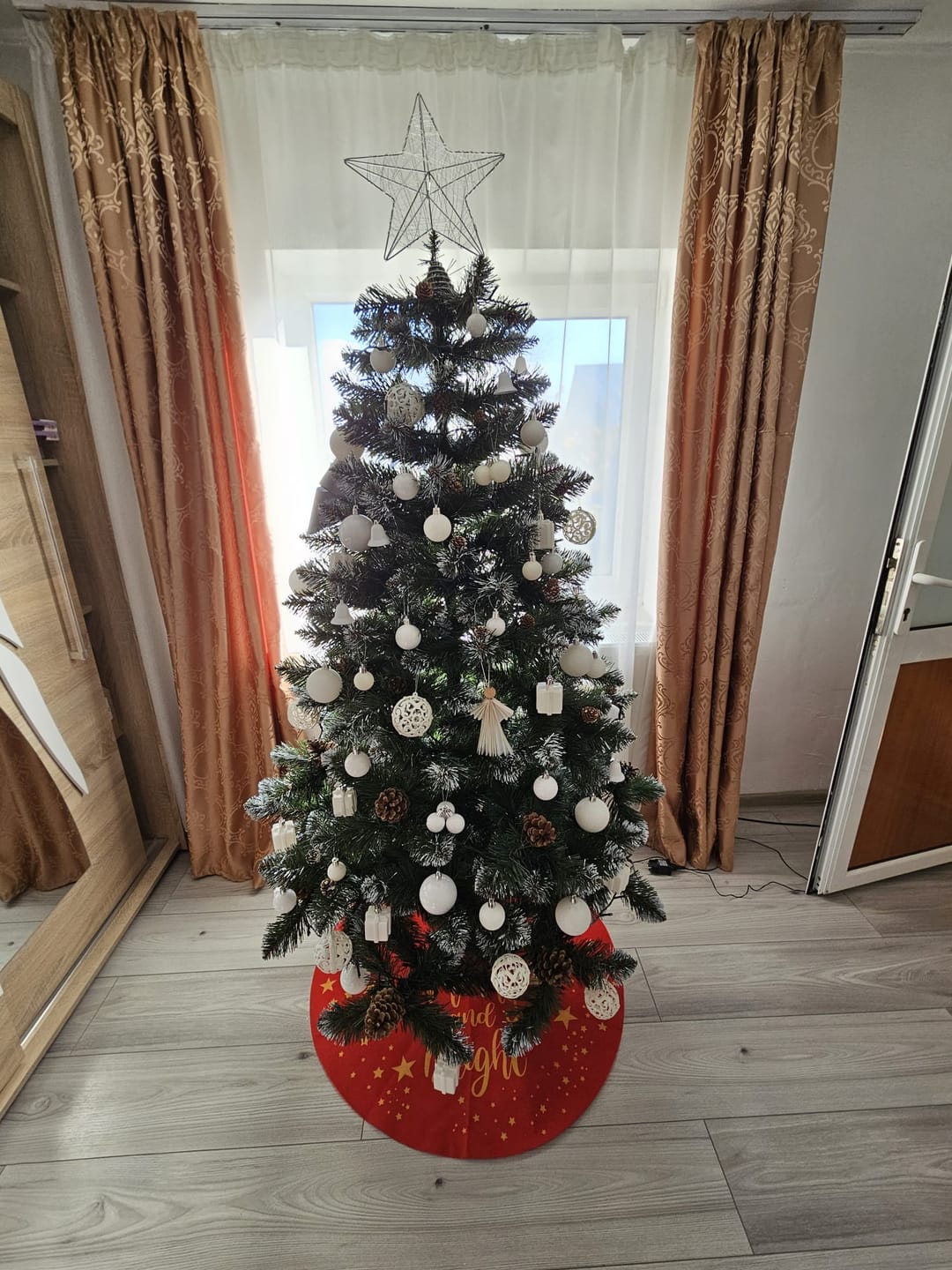 Customer photo review of Brad artificial de Crăciun Pădure de Iarnă, nins cu conuri naturale, 2D, 180 cm