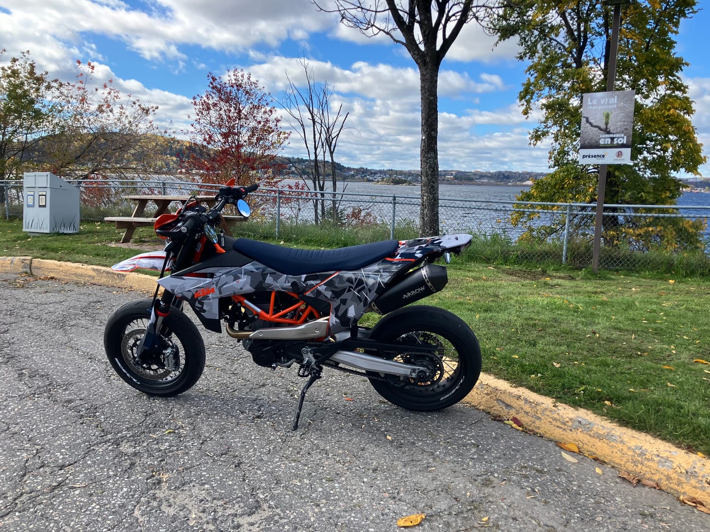 Customer photo review of KTM GRAPHICS - 690 SMC-R "Flake" (Black/Grey)