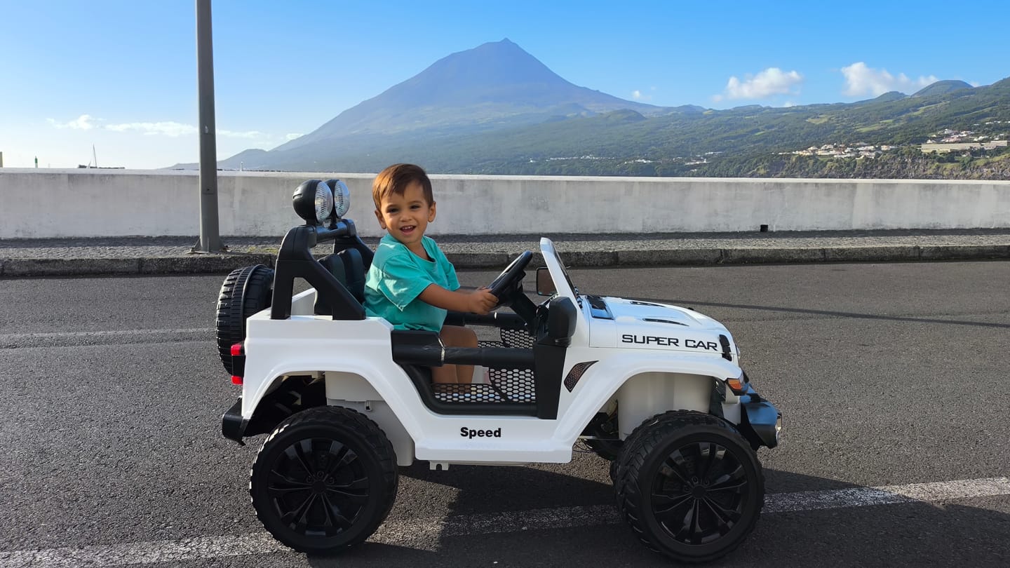 Customer photo review of Carro Elétrico para Criança SPEED WRANGLER 4x4 Branco 12v c/ RODAS DE BORRACHA & ASSENTO EM PELE