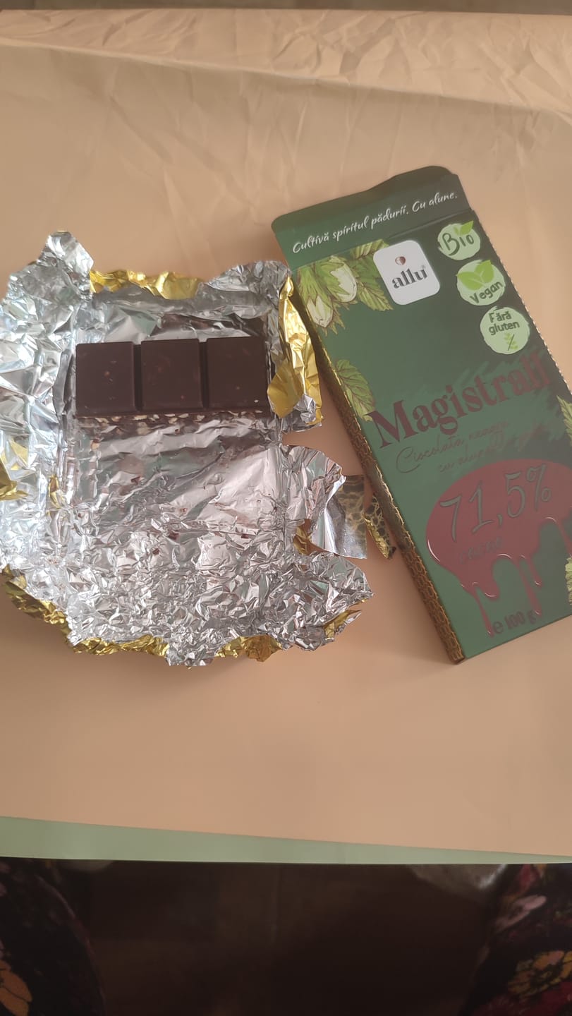 Customer photo review of Magistrall - ciocolată neagră cu 30% alune de pădure, BIO, 100g