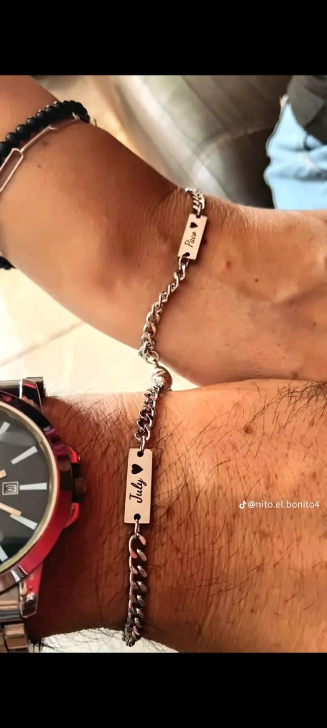 Customer photo review of Pulseras de Pareja con Imán de Corazón Personalizada