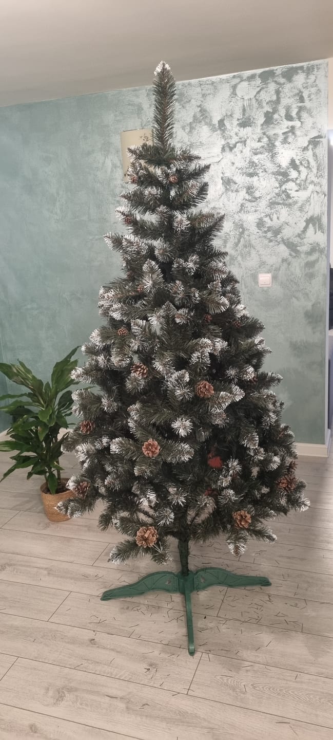 Customer photo review of Brad artificial de Crăciun Pădure de Iarnă, nins cu conuri naturale, 2D, 200 cm