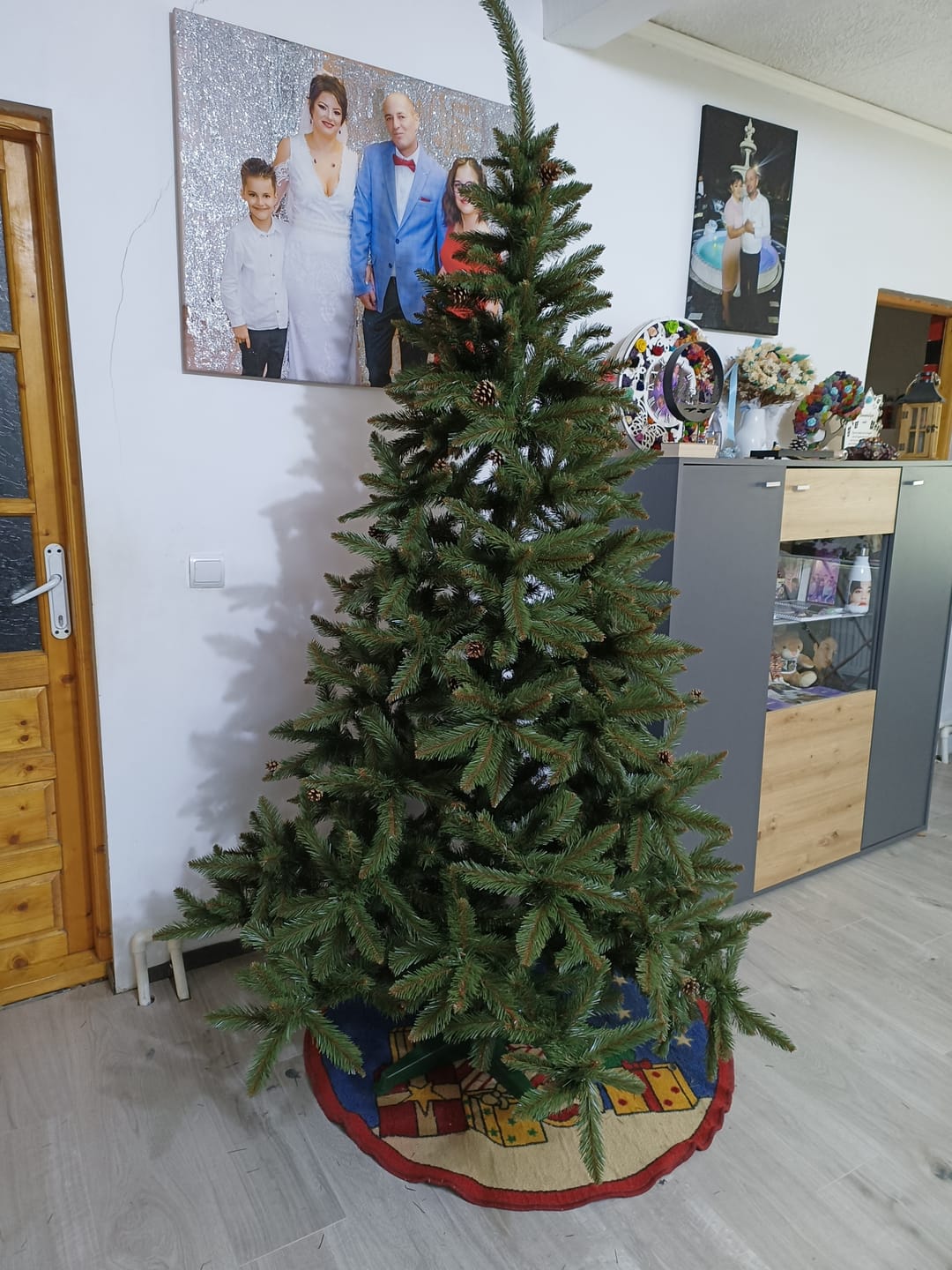 Customer photo review of Brad artificial de Crăciun Bucegi, verde clasic, 220 cm, cu suport