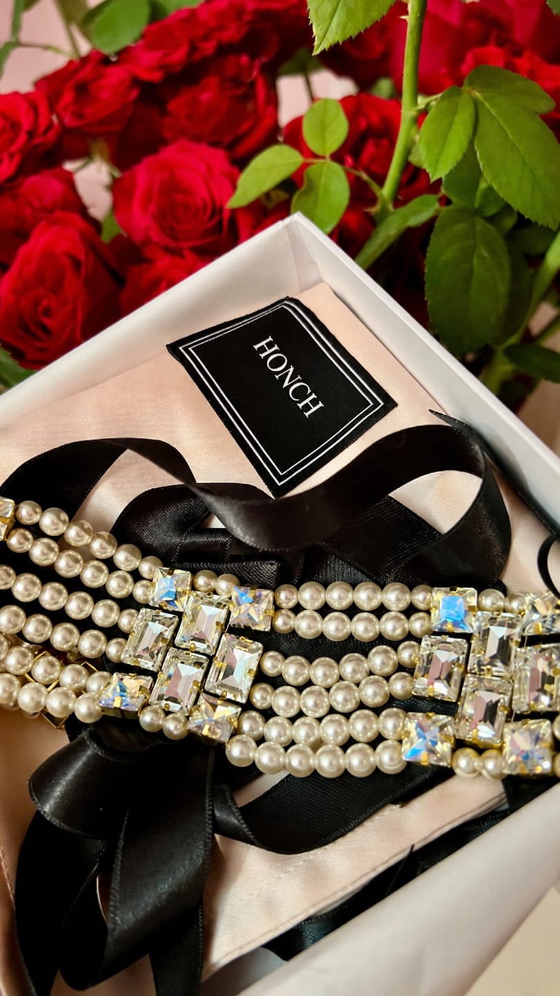 Customer photo review of Necklace Nesta with rhinestones & pearls White