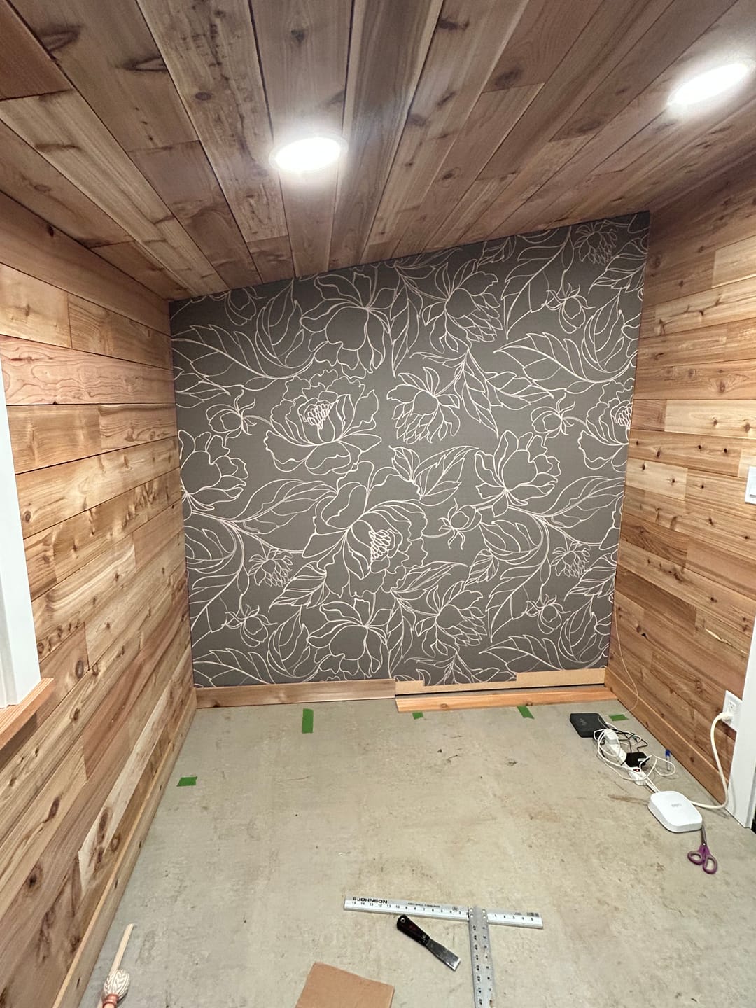 Customer photo review of Florian - White And Gold Botanical Flower and Leaves Wallpaper