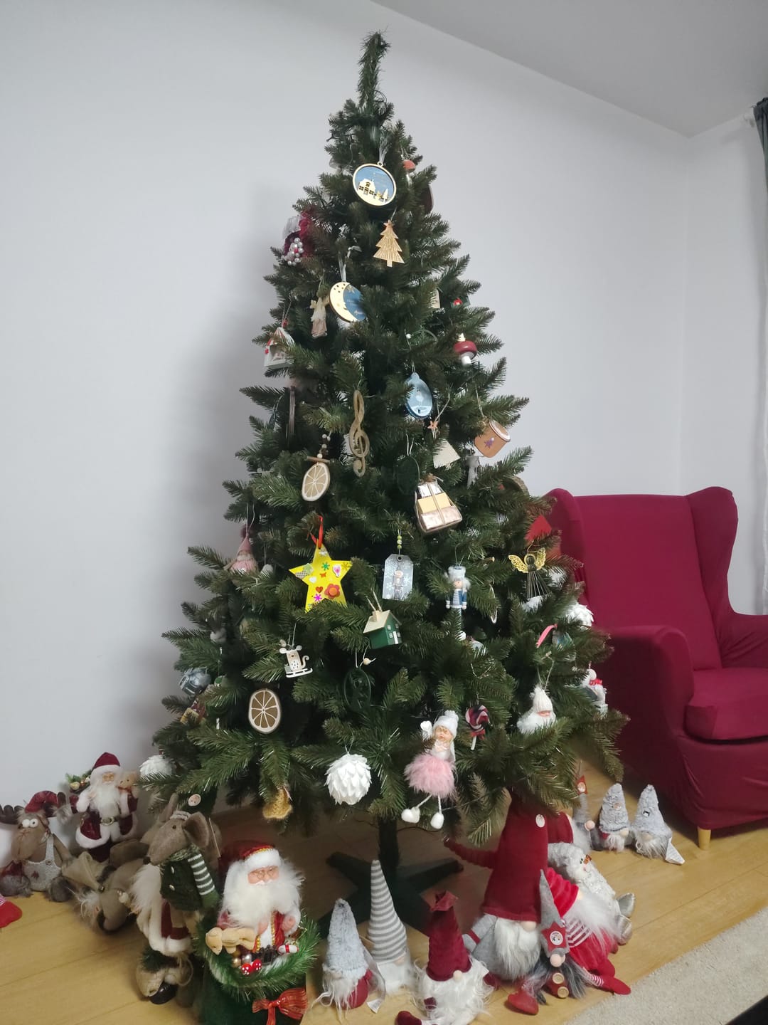 Customer photo review of Brad artificial de Crăciun Bucegi, verde clasic, 220 cm, cu suport