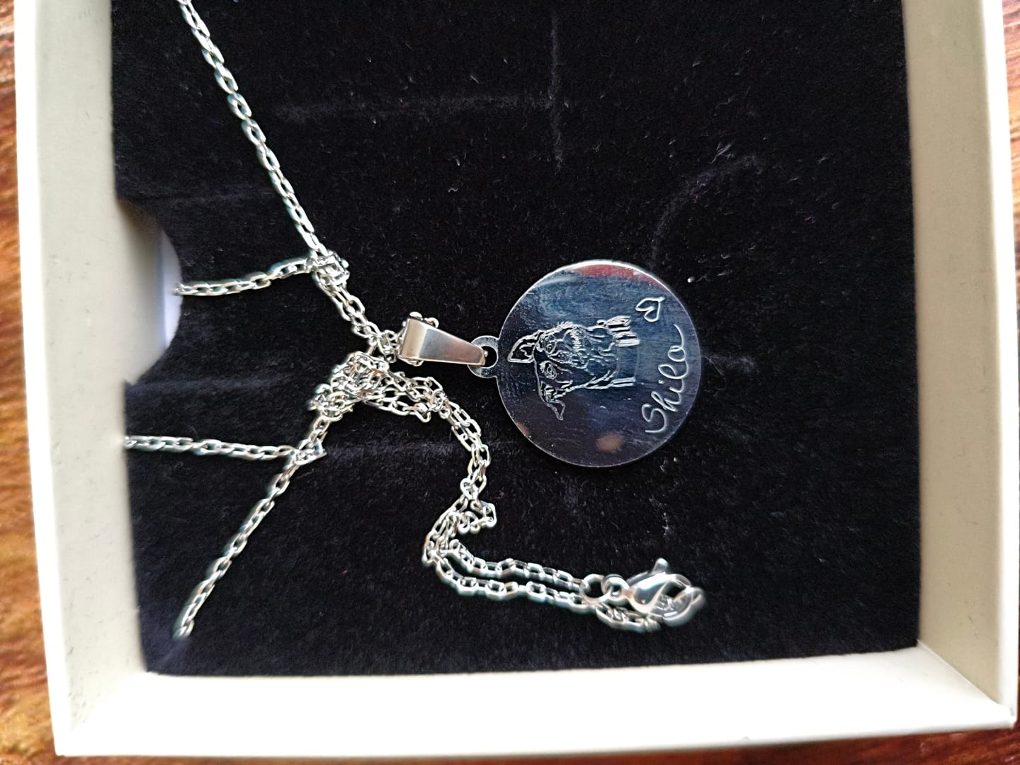 Customer photo review of Halskette mit Tierportrait und Gravur