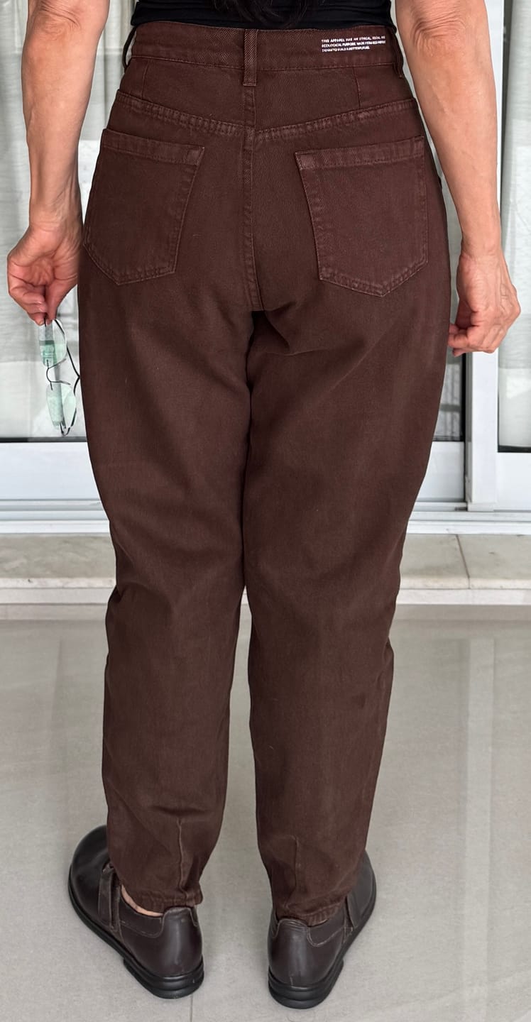 Customer photo review of Calça Jeans Slouchy Cacau Marrom Escuro