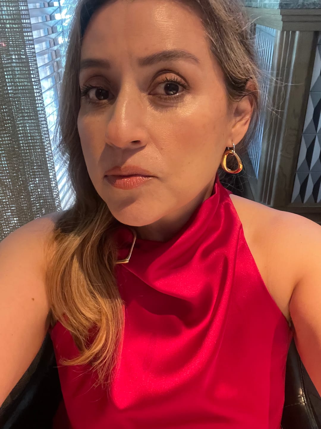 Customer photo review of Par Arracada Plateada Con Dije Irregular Dorado
