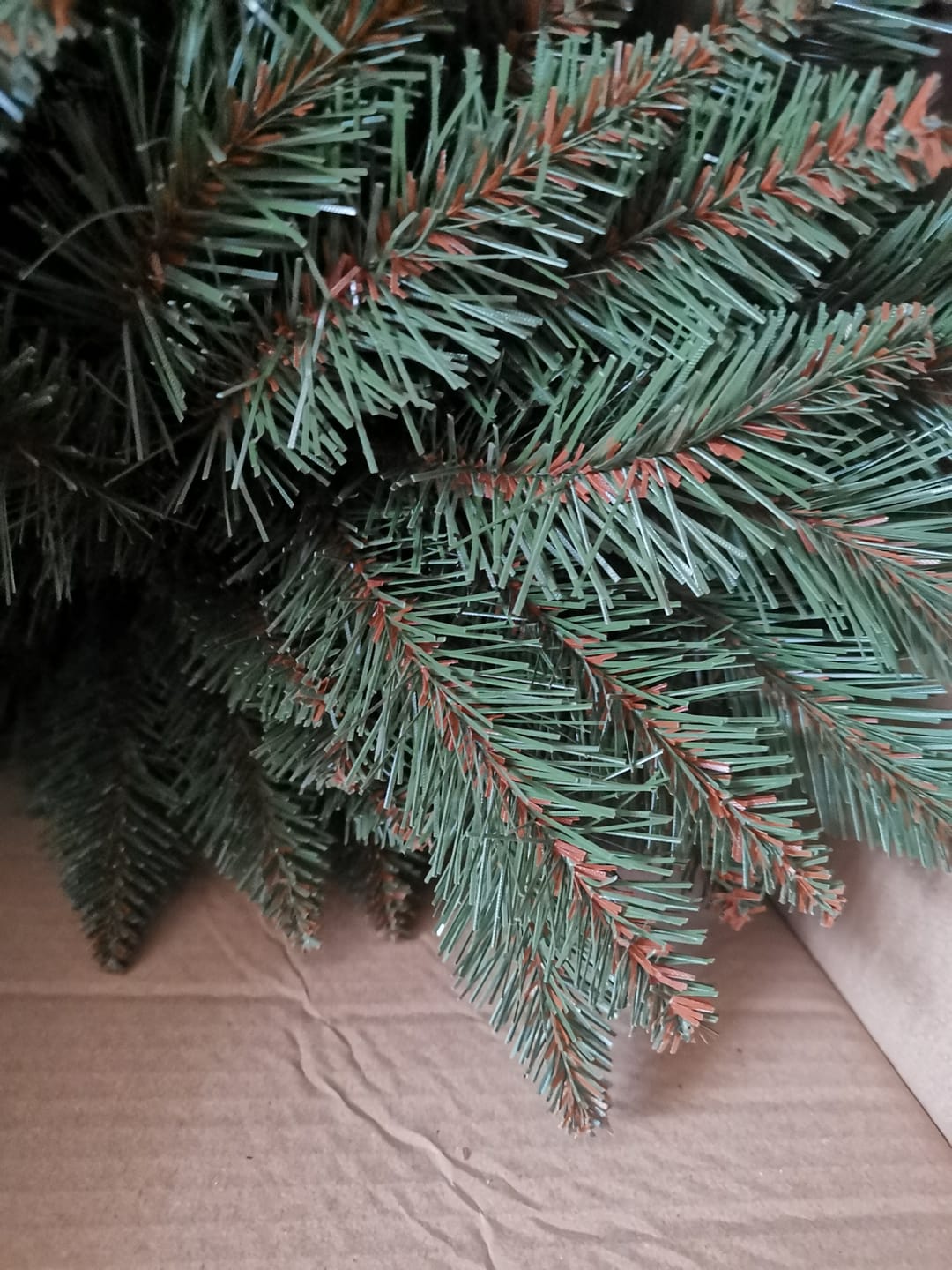 Customer photo review of Brad artificial de Crăciun Bucegi, verde clasic, 220 cm, cu suport