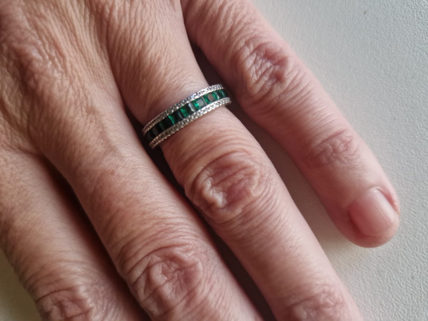 Customer photo review of Anello eternity veretta con pietre bianche e verde