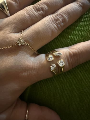 Customer photo review of Anillo Abierto Figuras Zirconias
