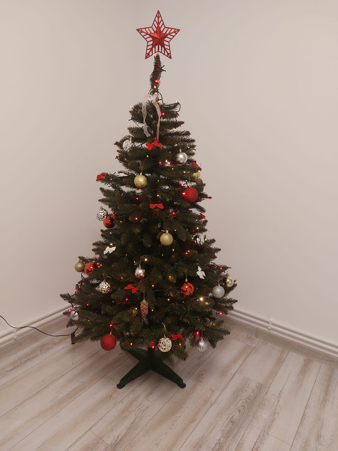 Customer photo review of Brad artificial de Crăciun Bucegi, verde clasic, 180 cm, cu suport