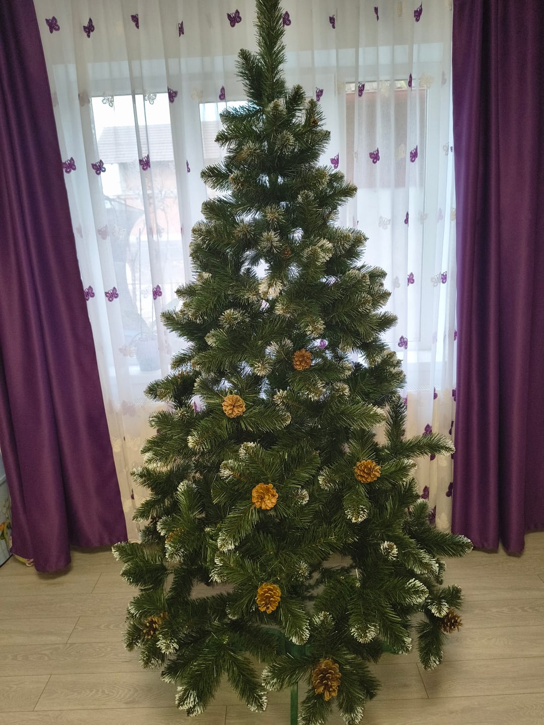 Customer photo review of Brad artificial de Crăciun Pădure de Iarnă, nins cu conuri naturale, 2D, 200 cm
