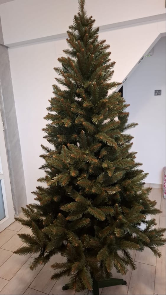 Customer photo review of Brad artificial de Crăciun Bucegi, verde clasic, 220 cm, cu suport