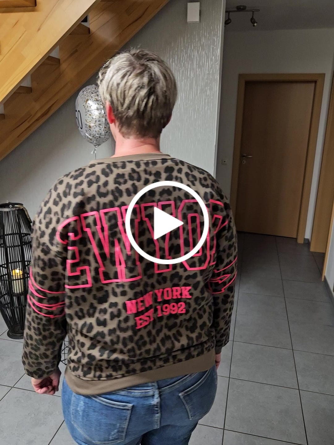 Customer video review of Butterstoff Pullover LEO mit Rückenprint NEW YORK taupe