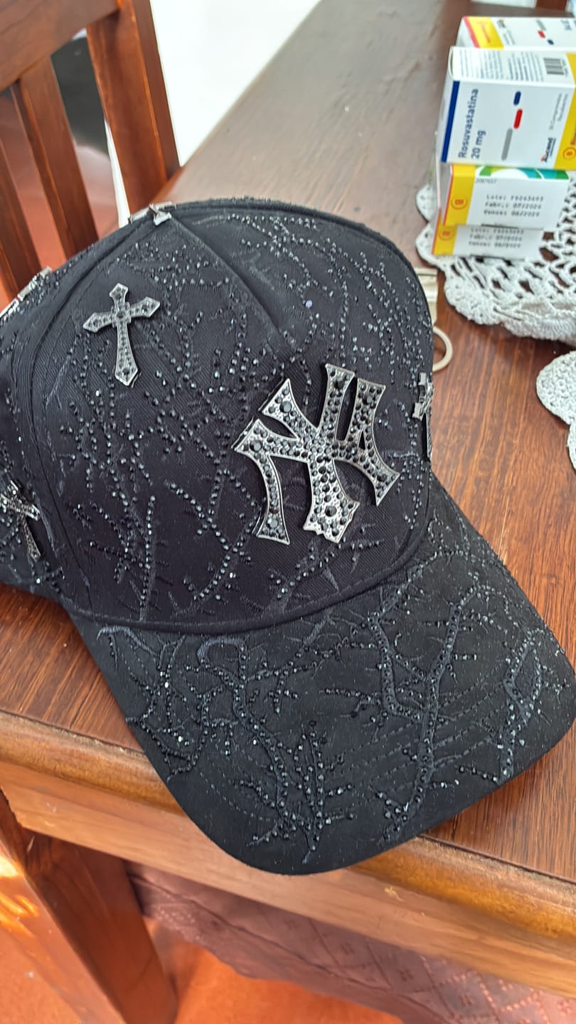 Customer photo review of GORRA AB HATS "NY THORNED 24K BLACK GOLD"