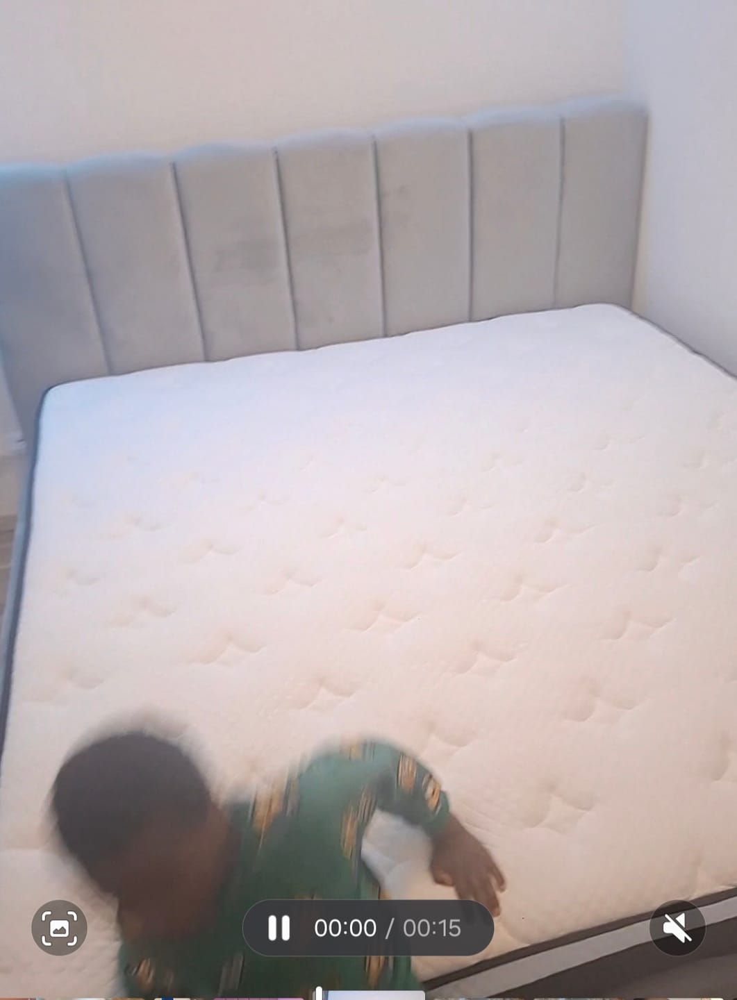 Customer photo review of Lit coffre design avec tête de lit matelassée - JADE