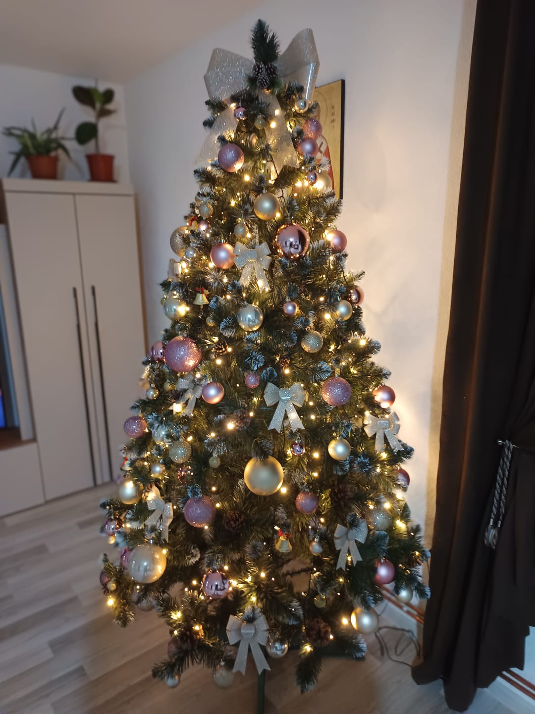 Customer photo review of Brad artificial de Crăciun Pădure de Iarnă, nins cu conuri naturale, 2D, 220 cm