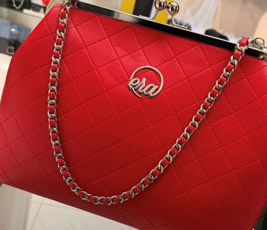 Customer photo review of ERA Oversized Kisslock Chain Bag – Red