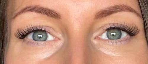 Customer's Augen mit natürlich wirkenden Classy Clara Wimpern im Cat-Eye-Stil