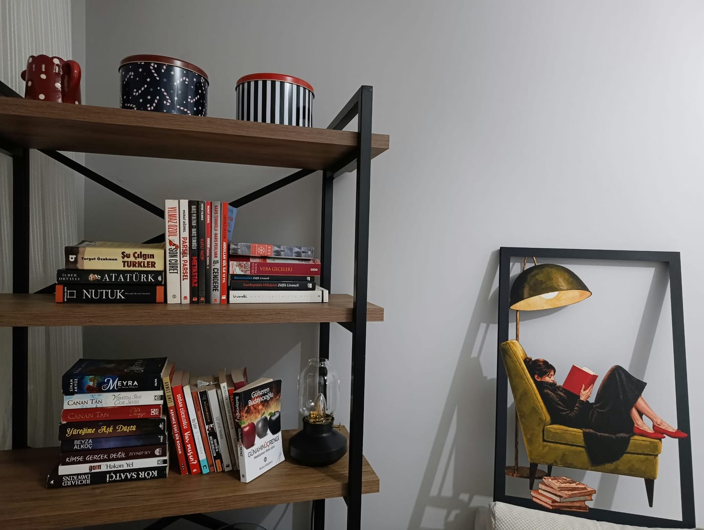 Customer photo review of Kitap Okuyan Kadın Metal Tablo