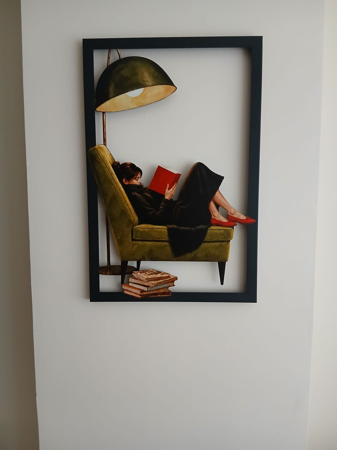 Customer photo review of Kitap Okuyan Kadın Metal Tablo