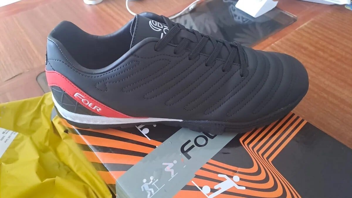 Customer photo review of Zapatillas de Futbolito/Futsal Four Negro Rojo