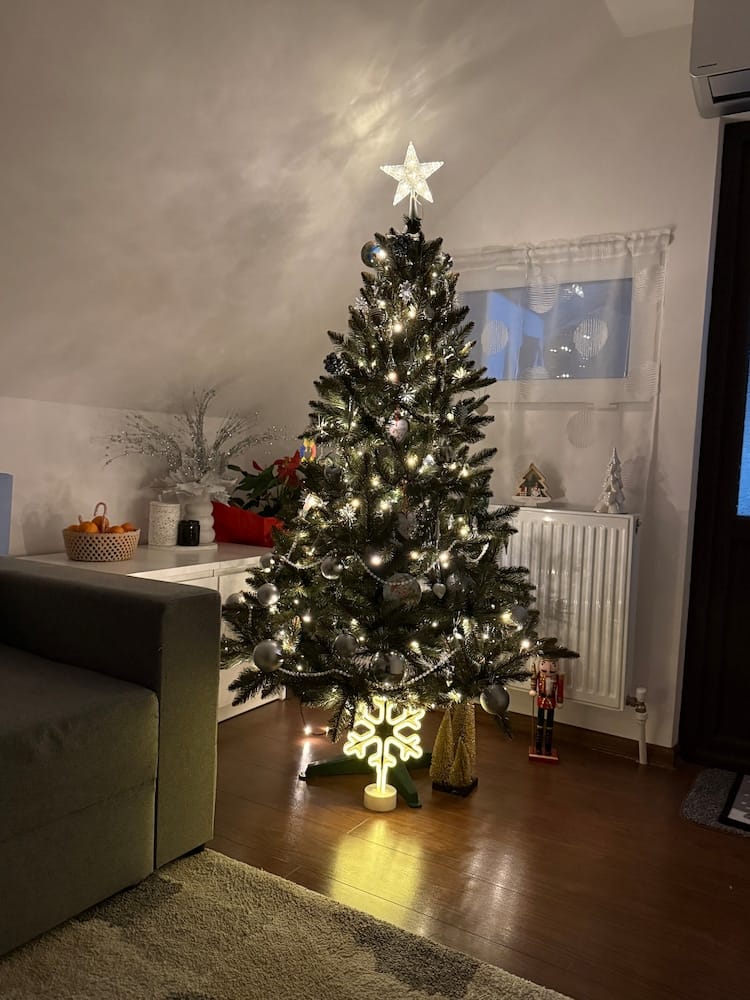 Customer photo review of Brad artificial de Crăciun Bucegi, verde clasic, 180 cm, cu suport