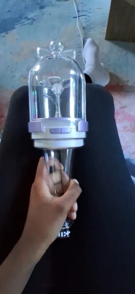 Customer photo review of ILLIT Official Lightstick