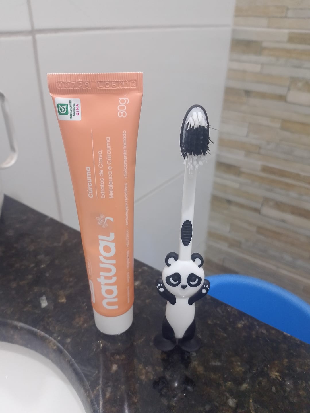 Customer photo review of Creme Dental Natural com Camomila, Melissa e Uva 80g