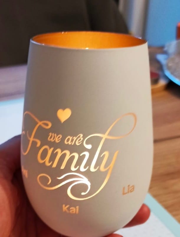 Customer photo review of Deko Windlicht aus Glas mit Gravur - We are Family - Personalisiert mit bis zu fünf Namen