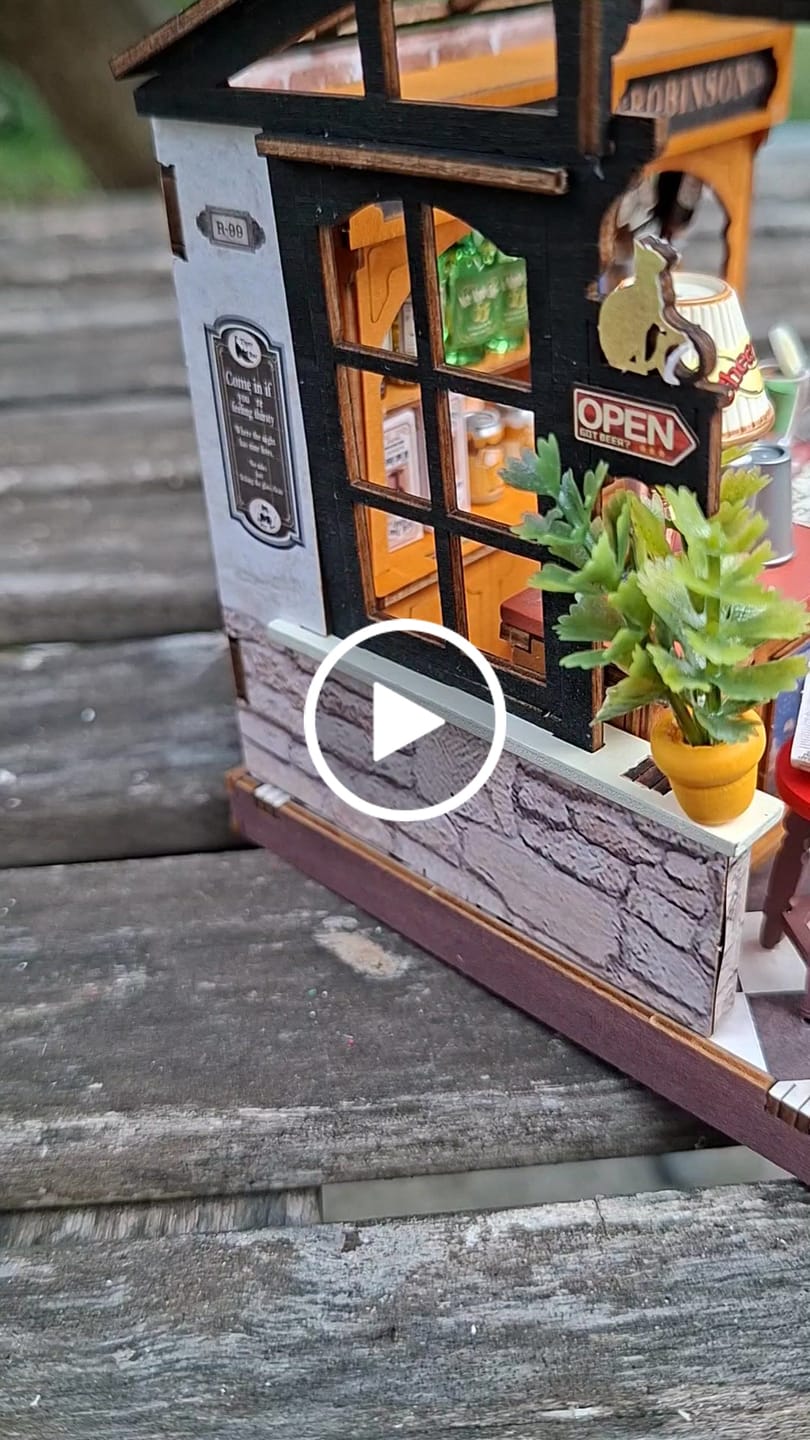 Customer video review of Tipsy Cat Bar Miniatur Bausatz mit schlafender Katze
