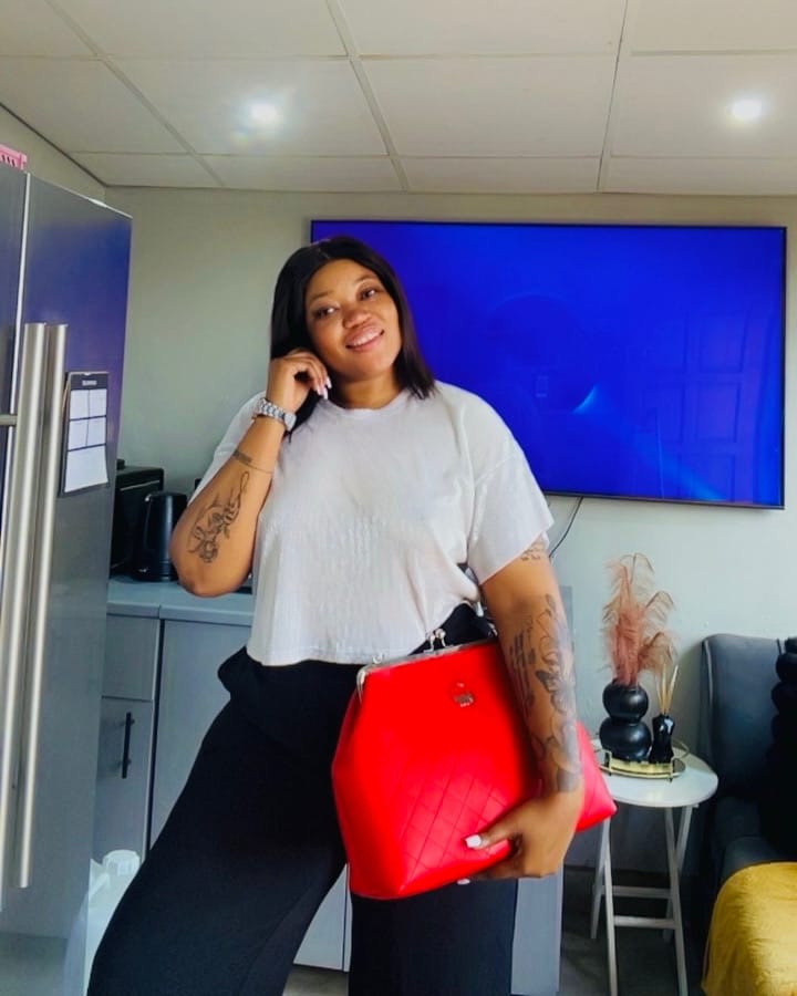Customer photo review of ERA Oversized Kisslock Chain Bag – Red