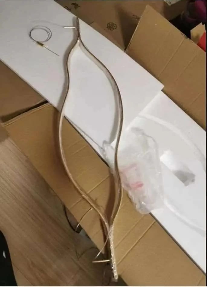Customer photo review of Linear Chandelier, Wavy LED Loop in Acrylic and Aluminium, 80–140 cm