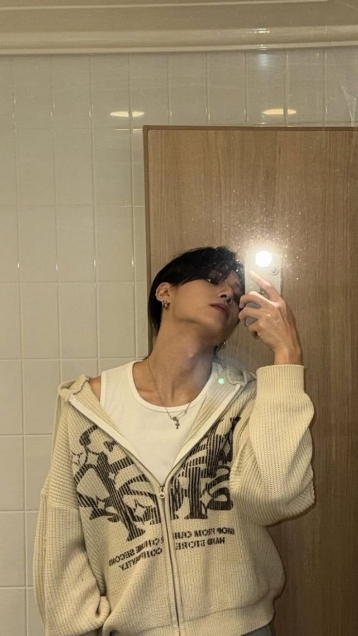 Customer photo review of Huecloset Lettering Hooded Zip-Up Knit (ateez Wear)
