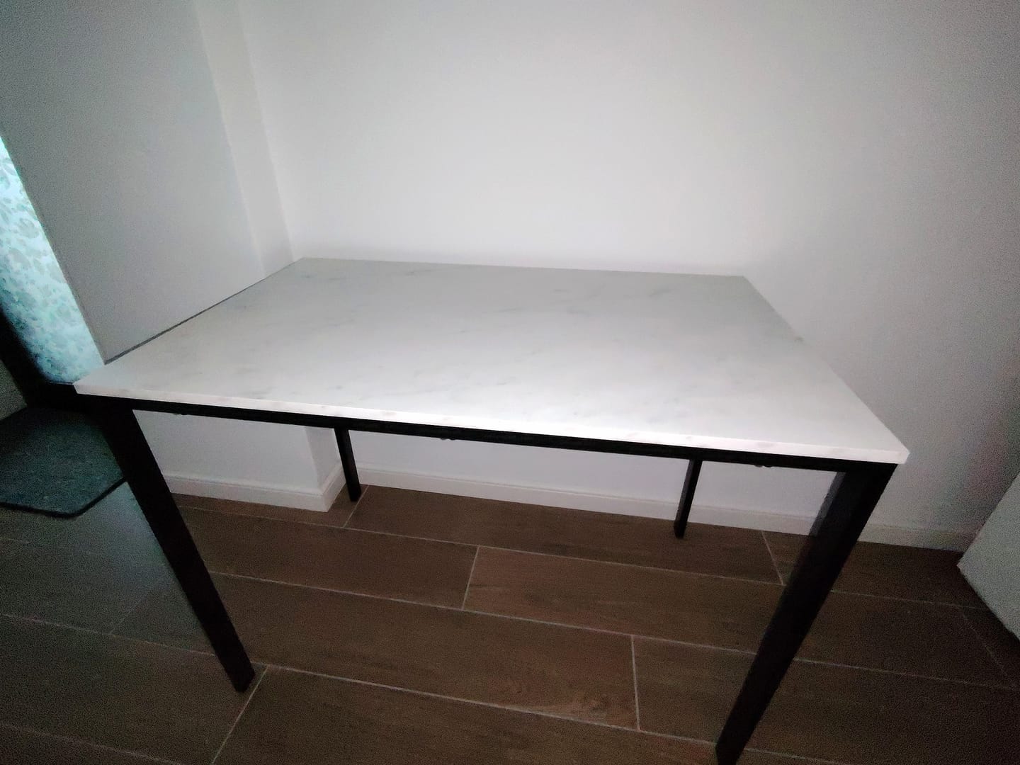 Customer photo review of Masa MARIO, alb cu efect de marmura/negru, 100x60x75 cm