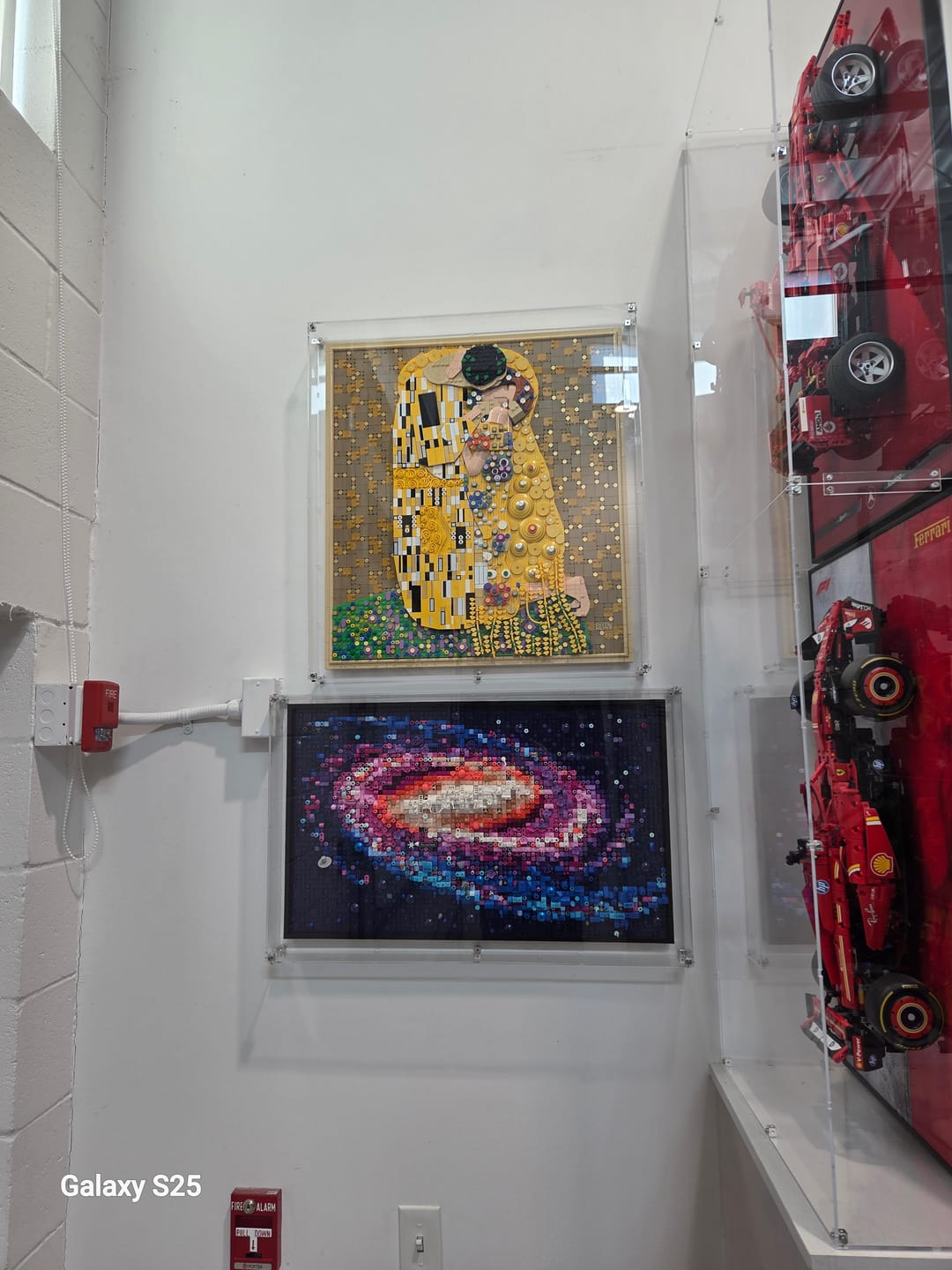 Customer photo review of Wall Mounted Display Case for LEGO® 31221 Gustav Klimt – The Kiss
