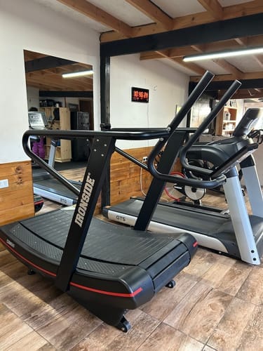 Customer photo review of IRONSIDE Curved Treadmill – Air Runner